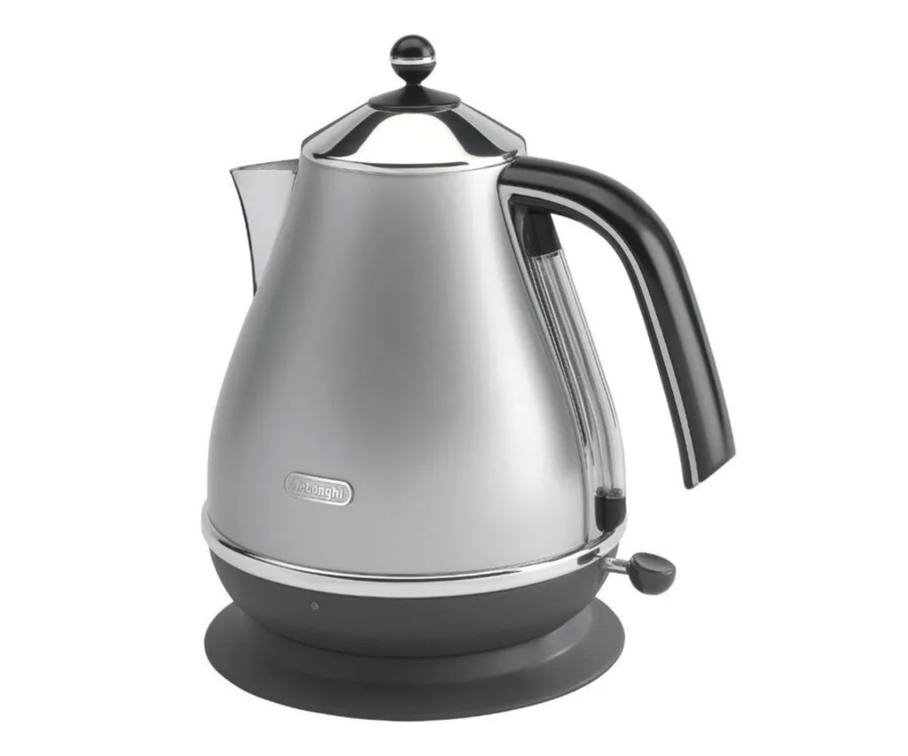 silver fat bottomed kettle with lid top
