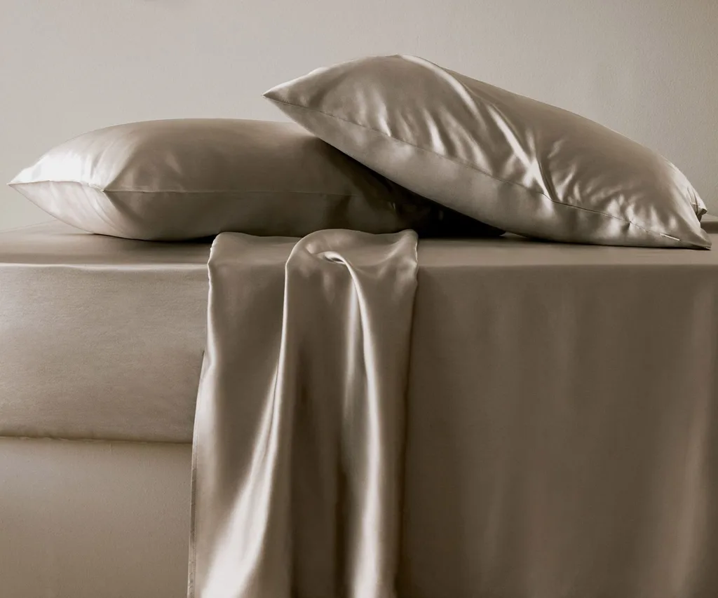 Lilysilk 22 Momme silk sheets in silvergray