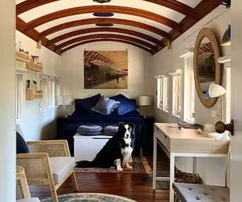 A Dog’s Paradise, Hovea