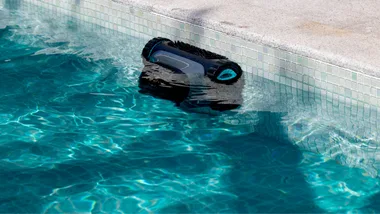 Aiper discount code guide: an image of the Aiper Scuba S1 robotic pool cleaner
