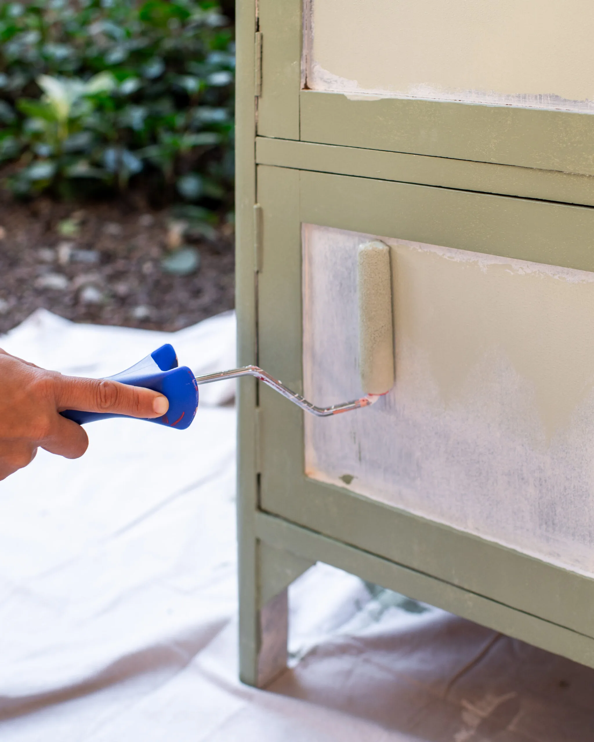 pintar o acabamento no armário verde antes de adicionar flores