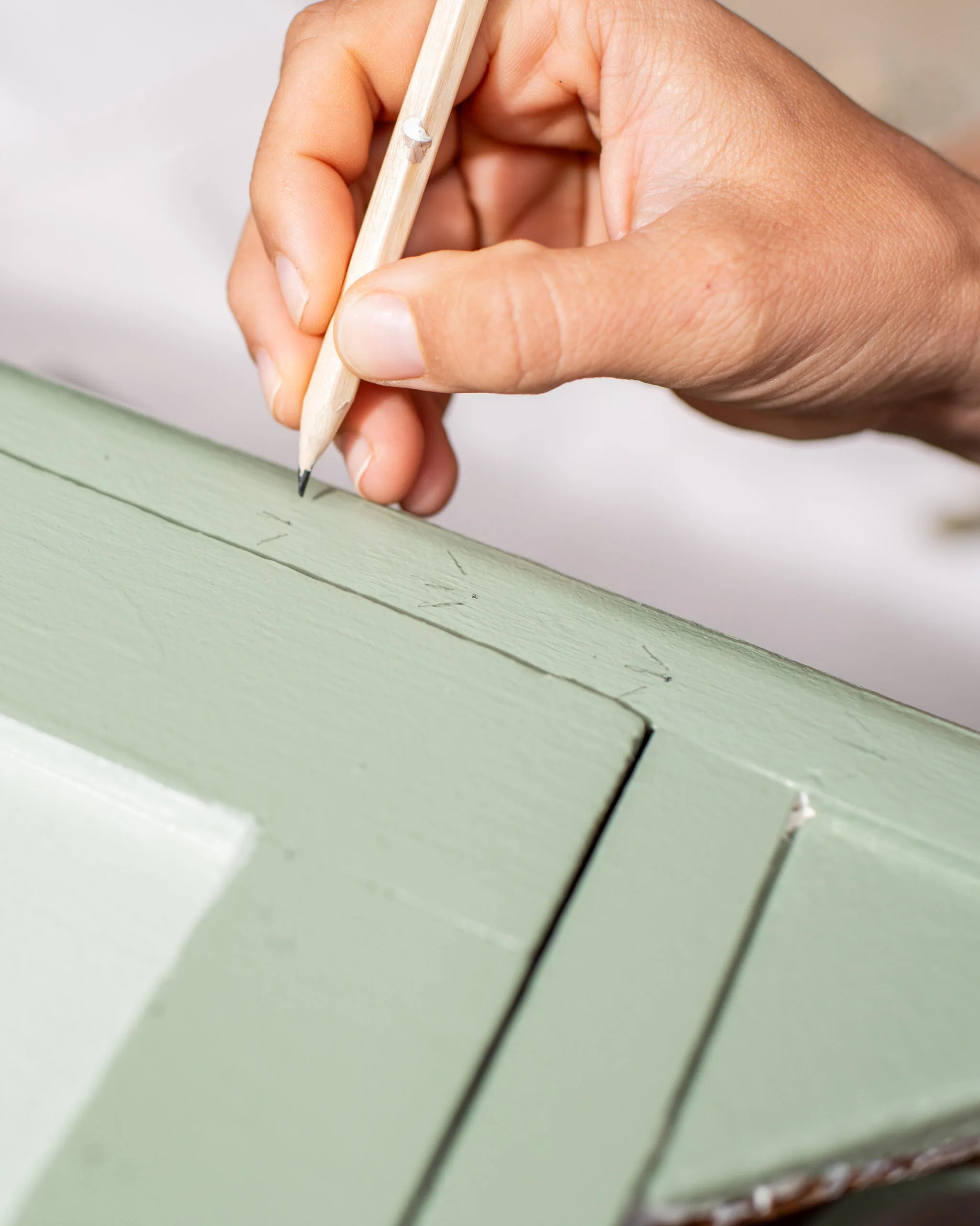adicionando detalhes verdes ao armário pintado com flores