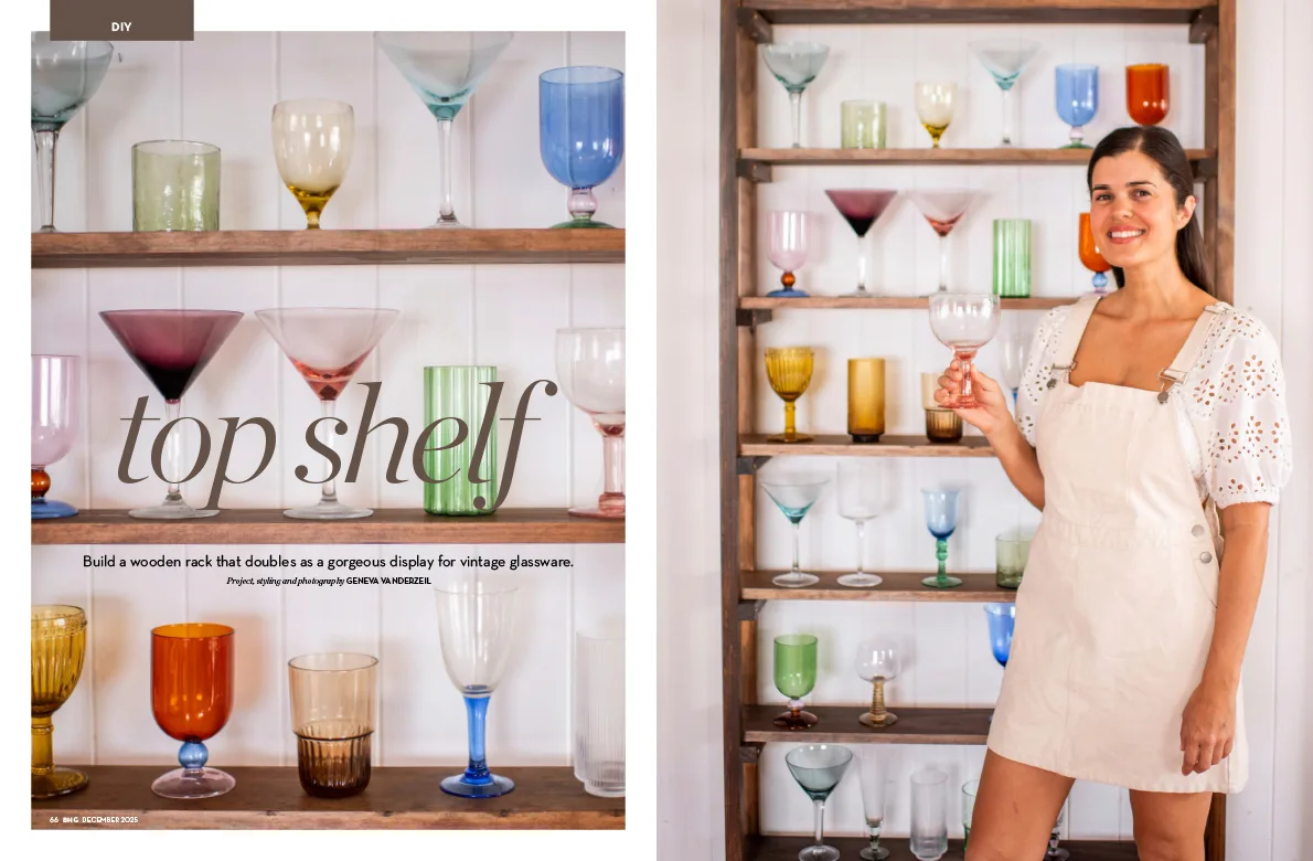 Uma página dupla da revista Better Homes and Gardens (edição de dezembro de 2025) apresentando a especialista em DIY Geneva Vanderzeil e seu projeto de prateleira de madeira.