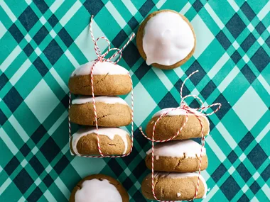 pfeffernusse tied up in kitchen string on green tartan background