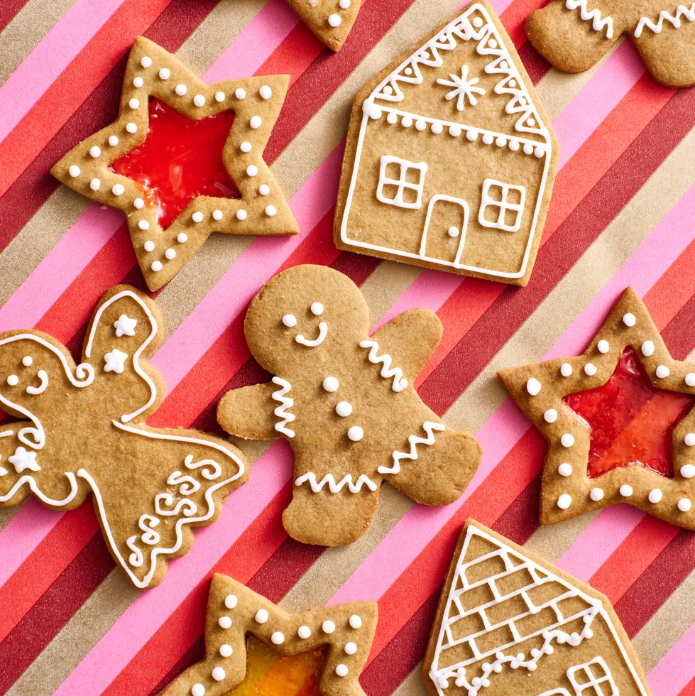 gingerbread recipe with gingerbread men stars with lolly centre and gingerbread 2D houses on stripy pink and red tablecloth