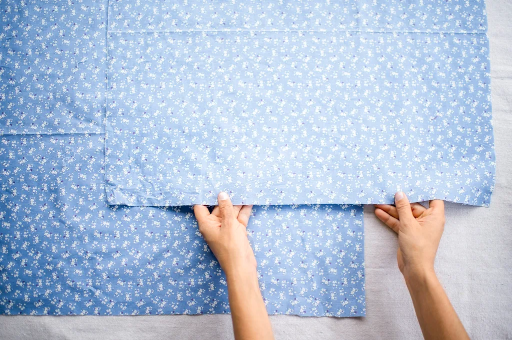 mãos puxando o material e alinhando-o