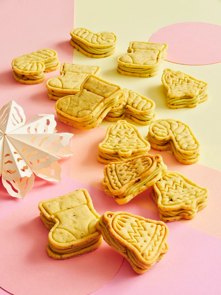 pistachio biscuits white chocolate ganache