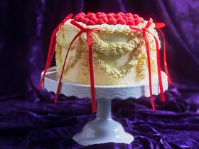 This vintage-inpired cake decorating method screams ‘Let them eat cake!’
