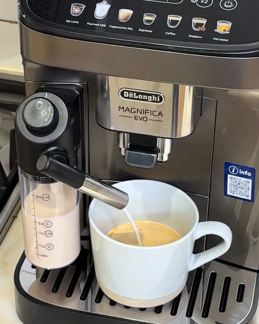 De'Longhi Magnifica Evo Review + Making a Latte