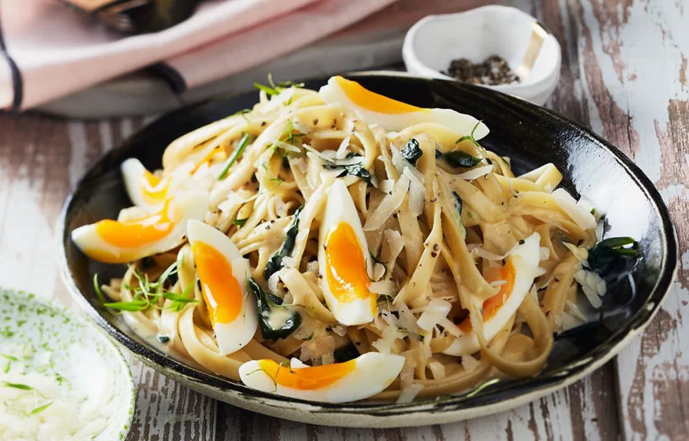 Pasta carbonara with spinach and extra eggs