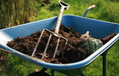 Turn your old wheelbarrow into a barbecue