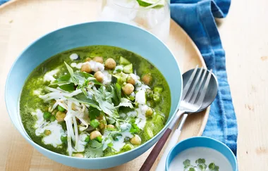 Green curry of chickpeas, zucchini and spinach