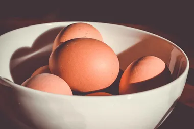 How to peel a boiled egg without burning your fingers