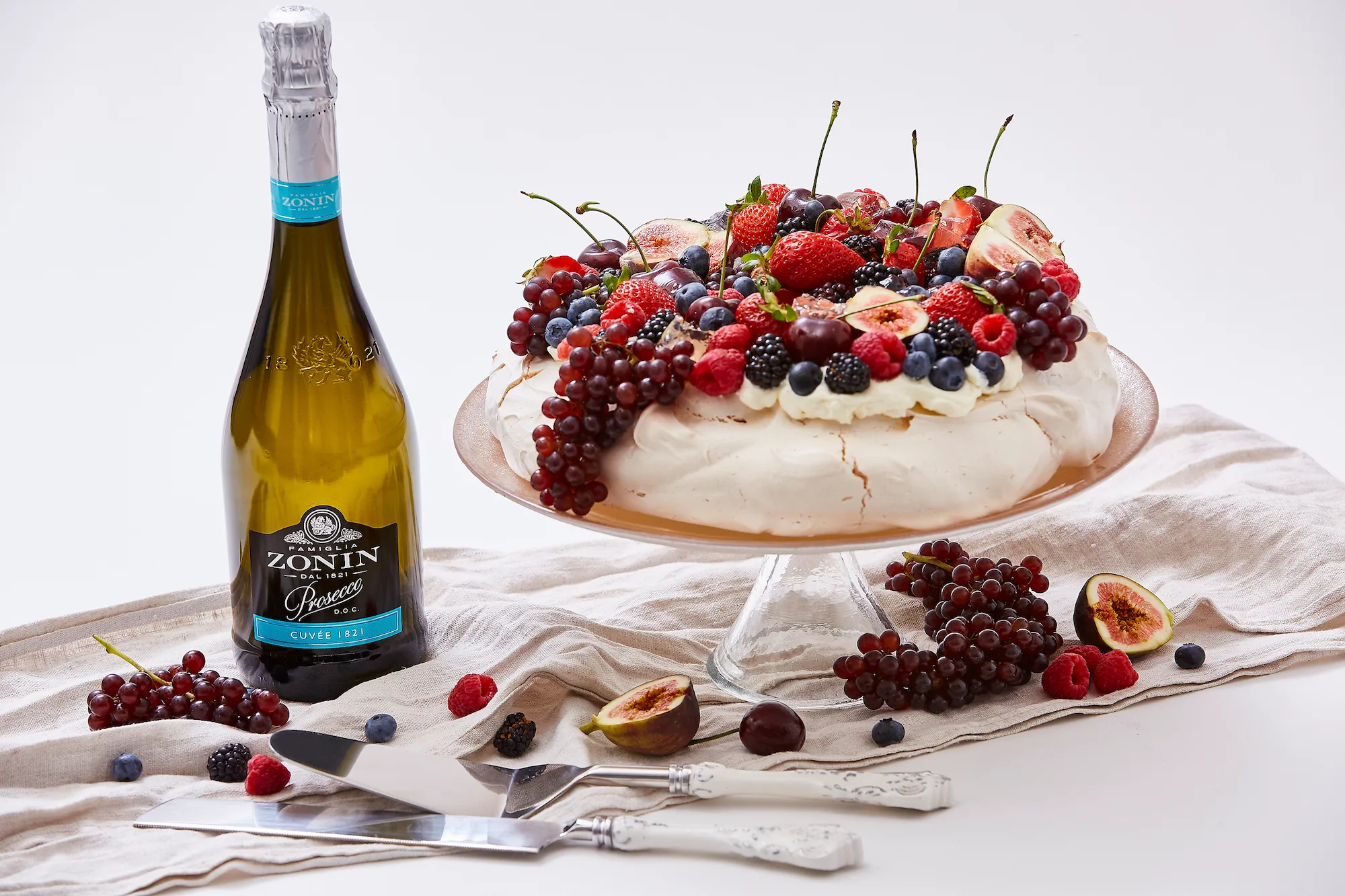 Berry pavlova with prosecco jelly