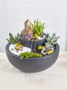 Miniature garden DIY: Wacky house on the hill