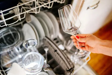 How to get rid of cloudy stains from glasses