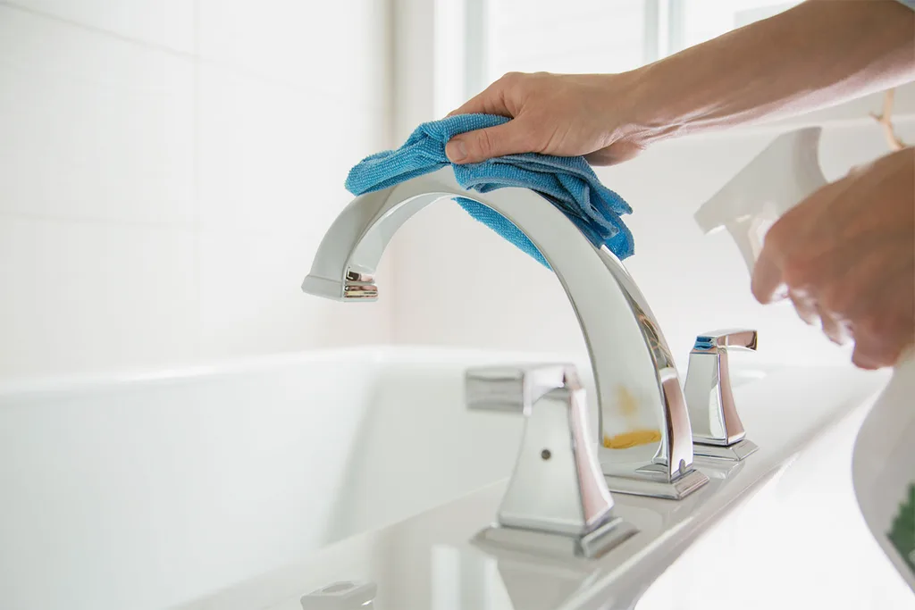Cleaning a bath tub