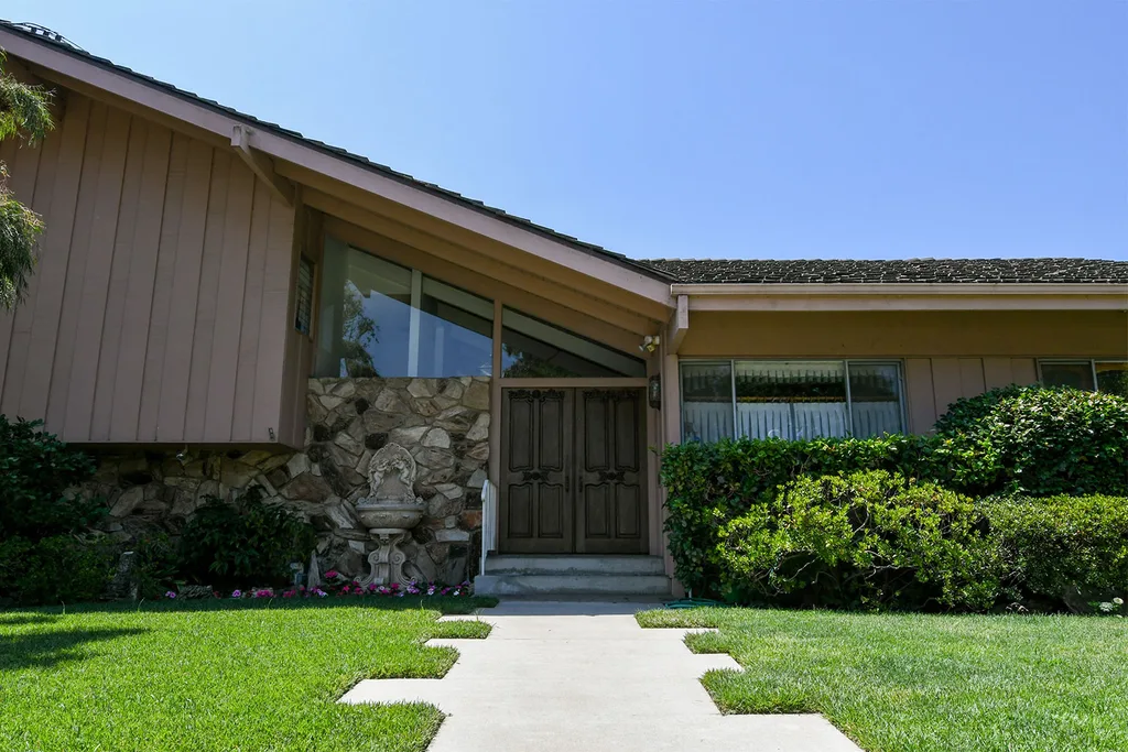 The Brady Bunch house exterior