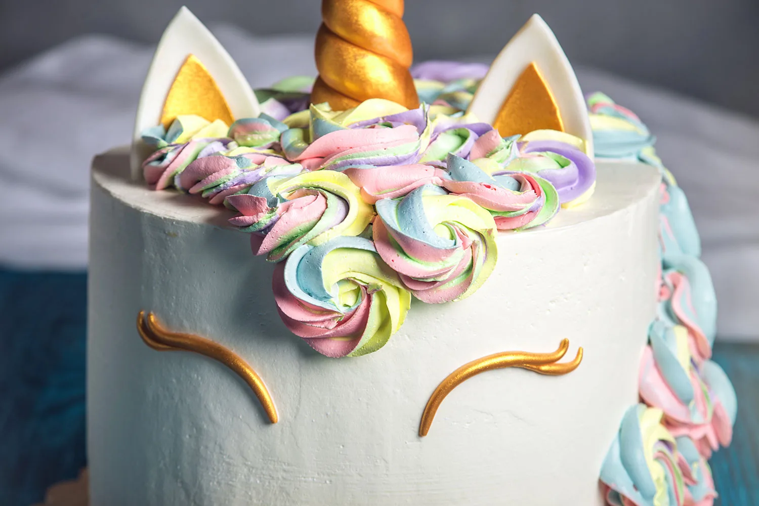 Ice your cake like a professional with this clever hack