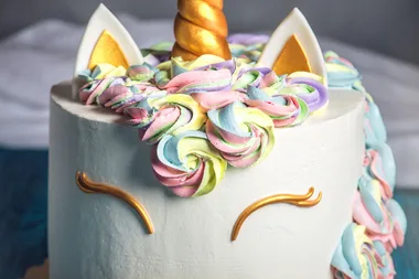 Ice your cake like a professional with this clever hack