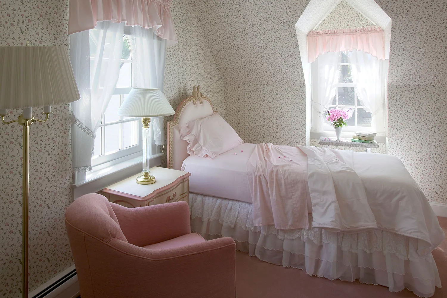 cuntry style bedroom in pink and white florals