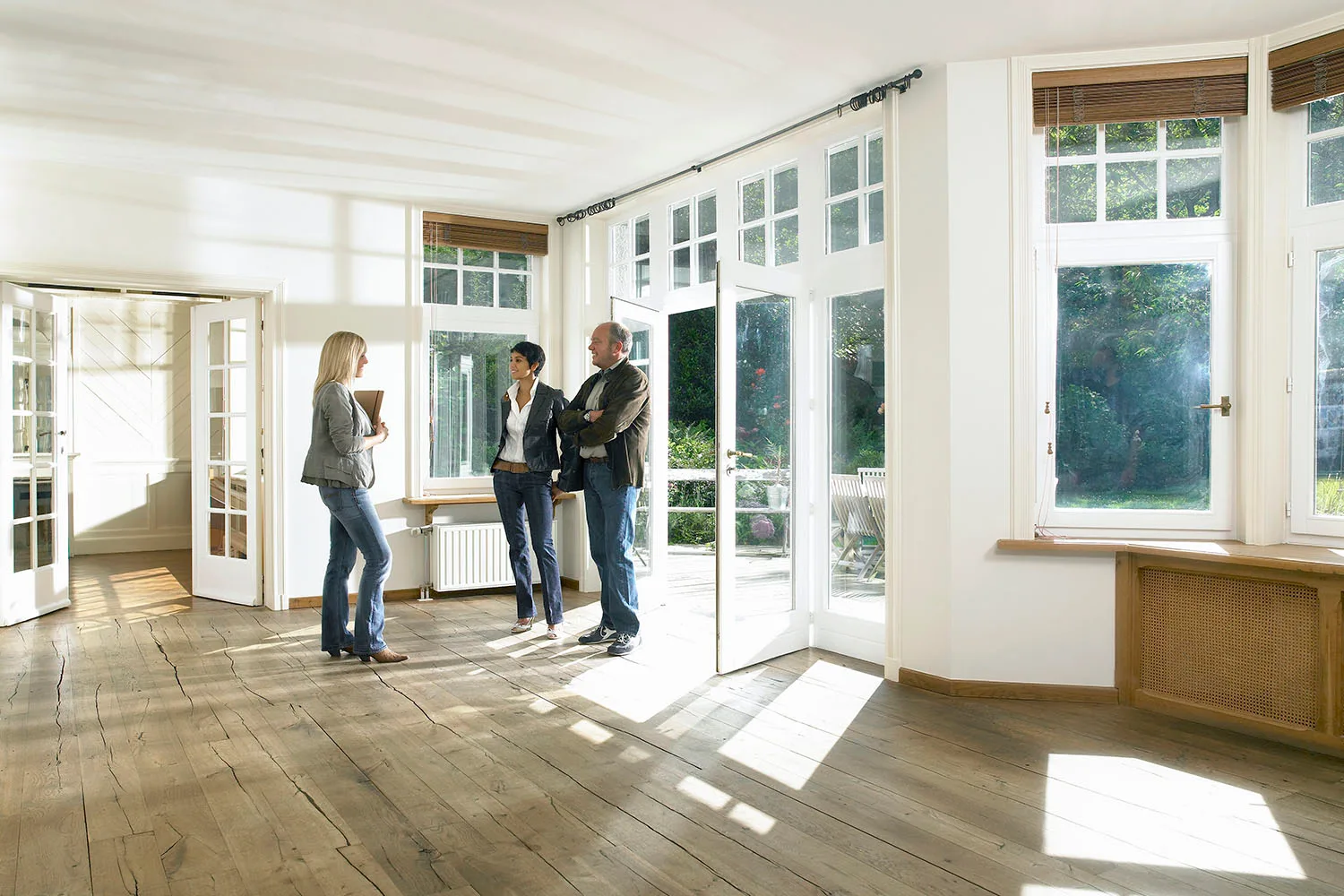 Should you pay your real estate agent a flat fee or a commission?