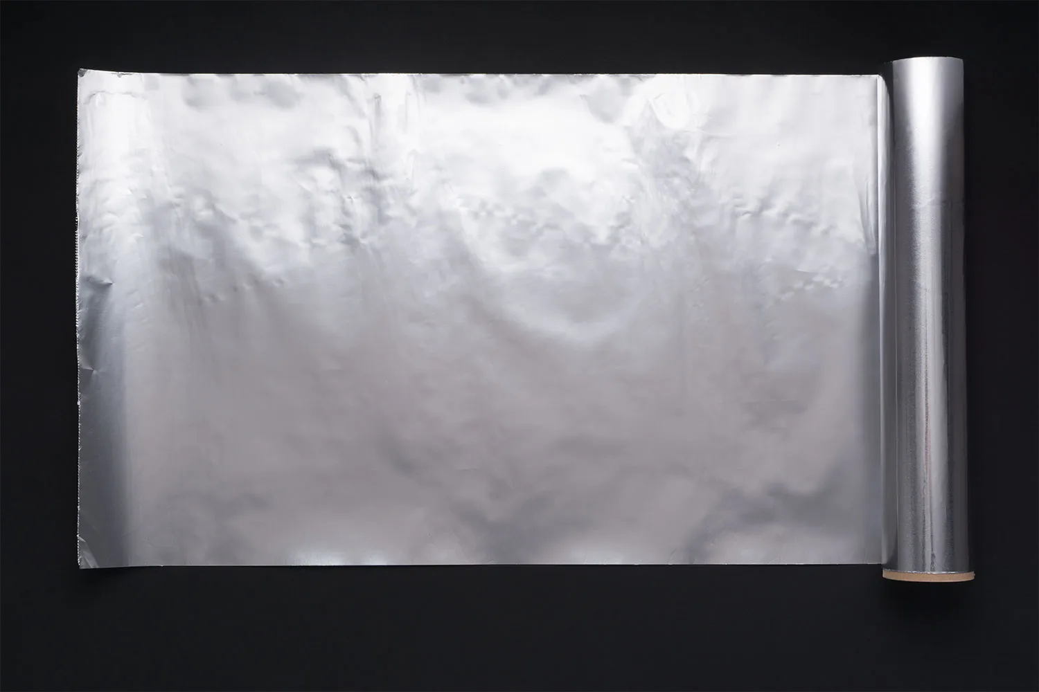 This is the difference between the shiny and the dull side of aluminium foil