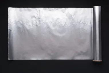 This is the difference between the shiny and the dull side of aluminium foil