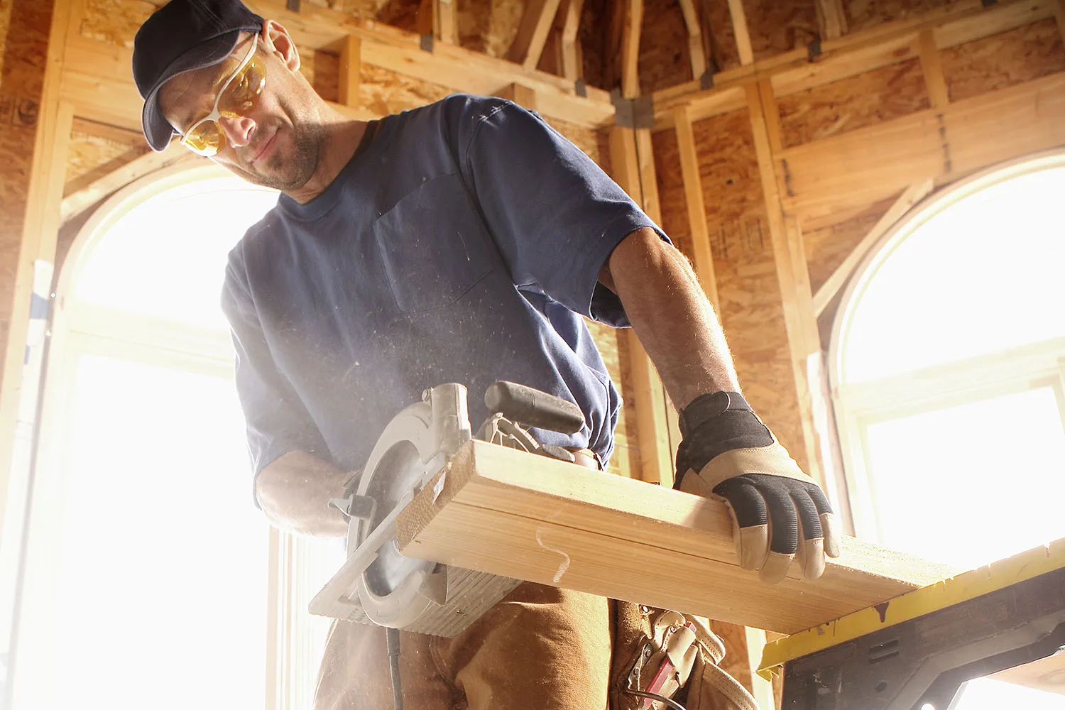 builder cutting wood with jigsaw