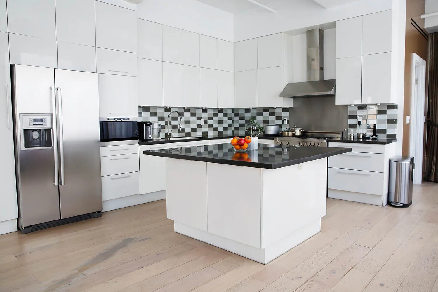 black and white kitchen island idea