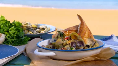 Pipis cooked in jamon and white wine
