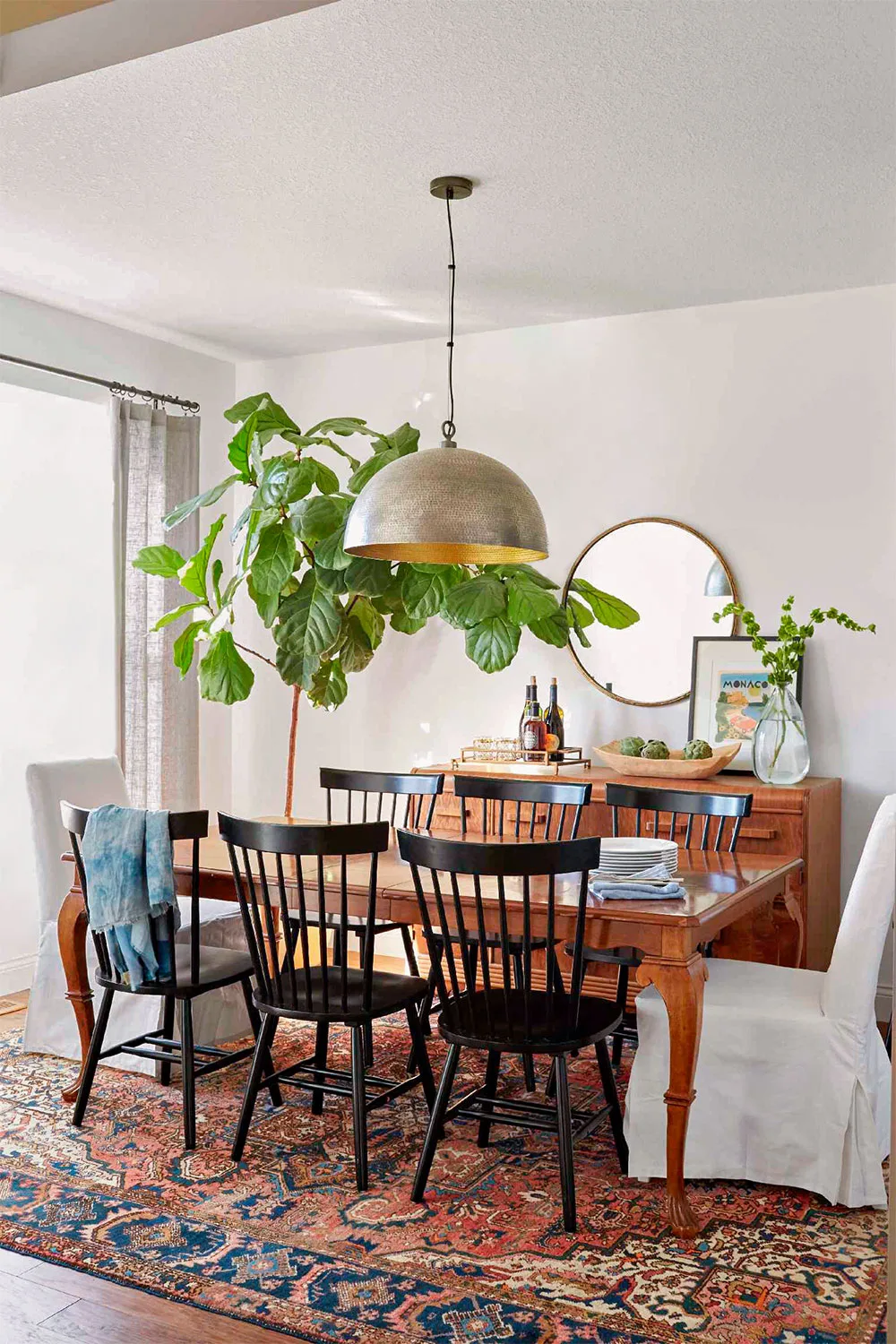 Dining room with dining table and rug underneath it