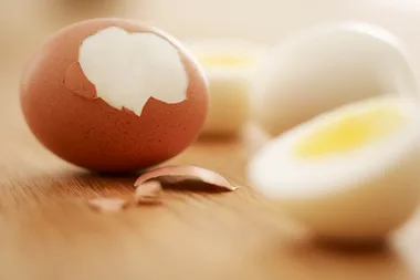How to peel a hard-boiled egg with baking soda