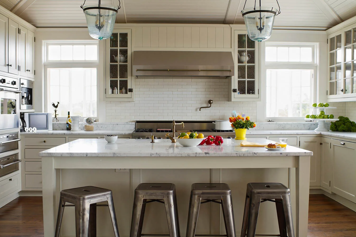 country style u shaped kitchen with breakfast bar