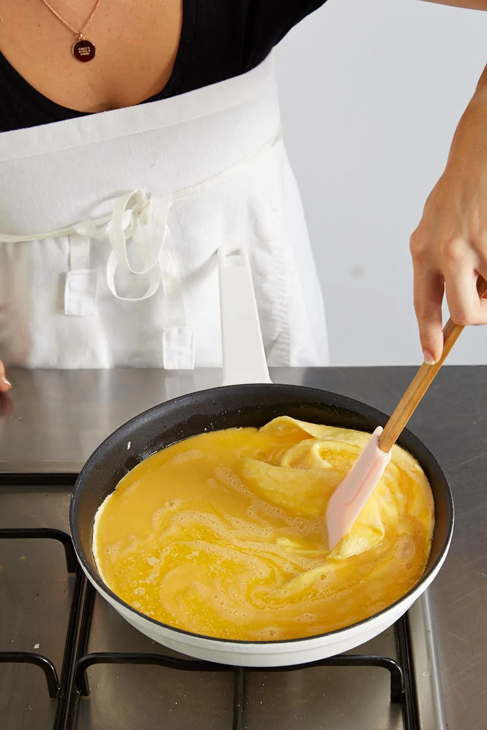 coking eggs in pan