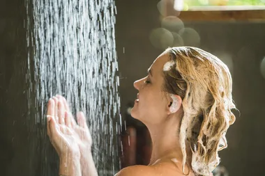 5 signs that you are washing your hair too often