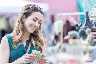 Research finds women manage money better than men
