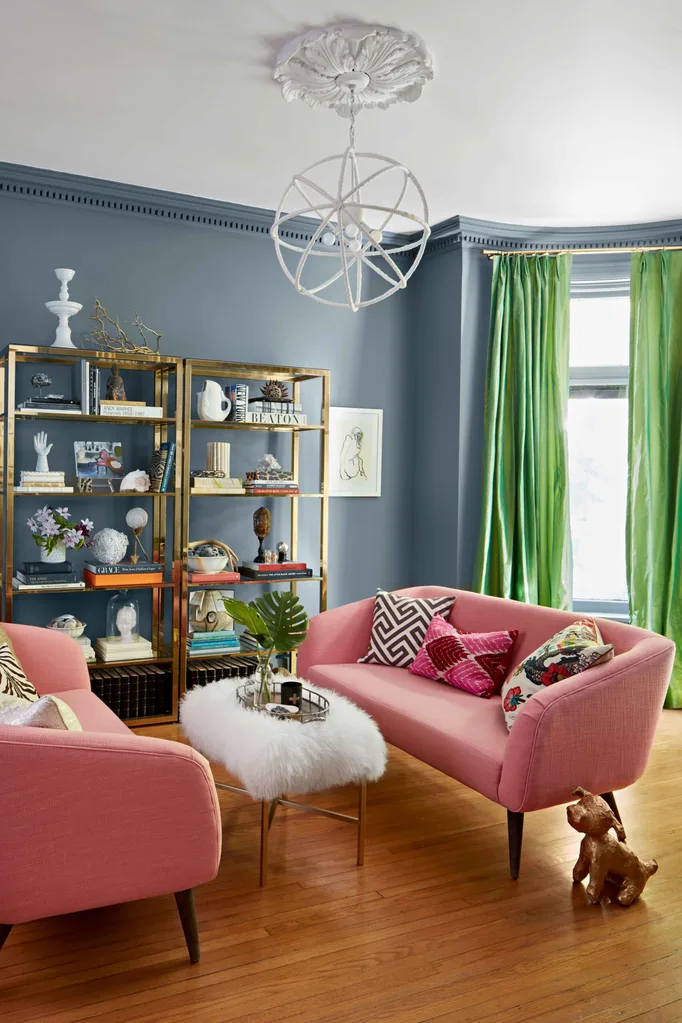 Living room wiht grey walls and pink sofas