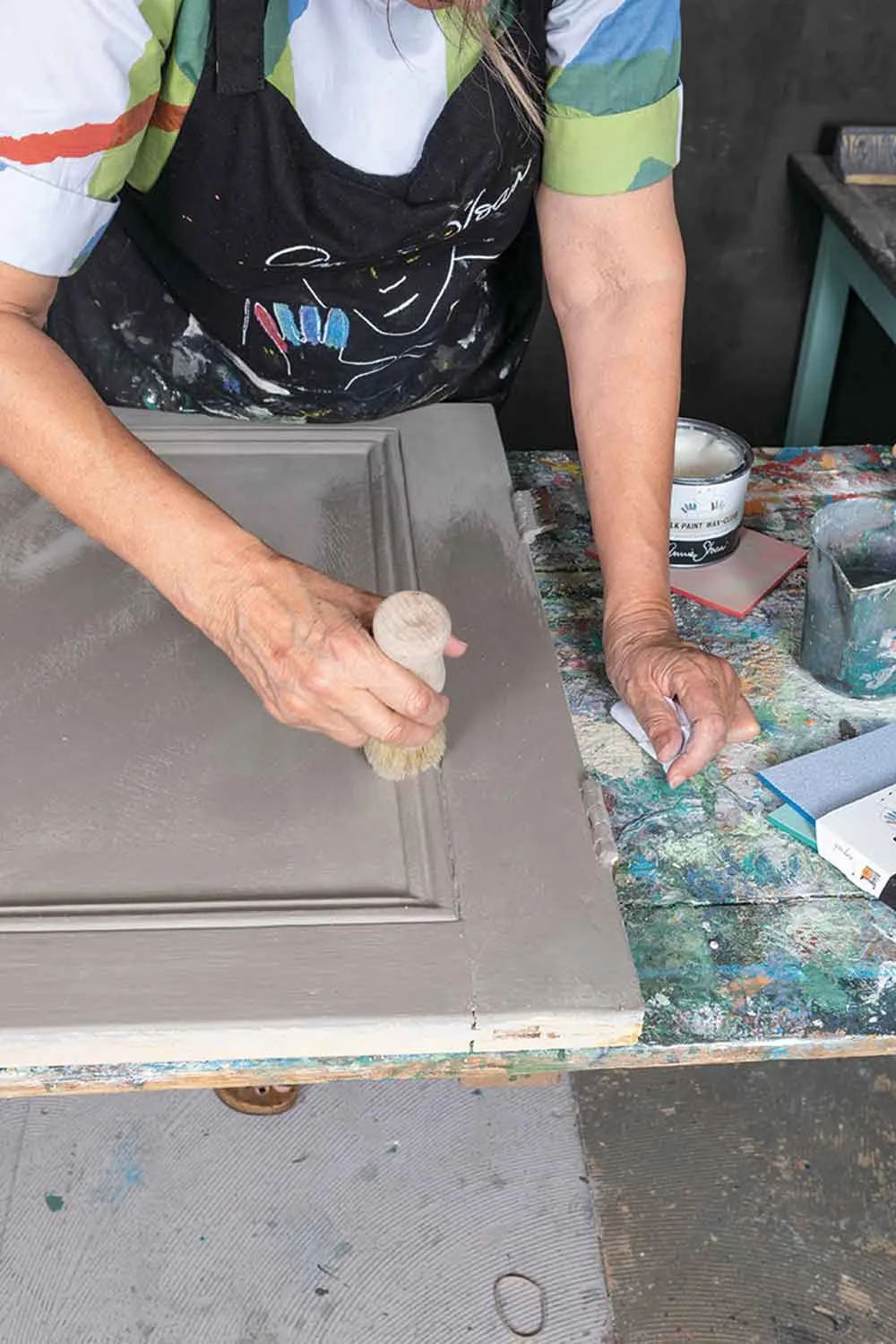 Waxing chalk paint