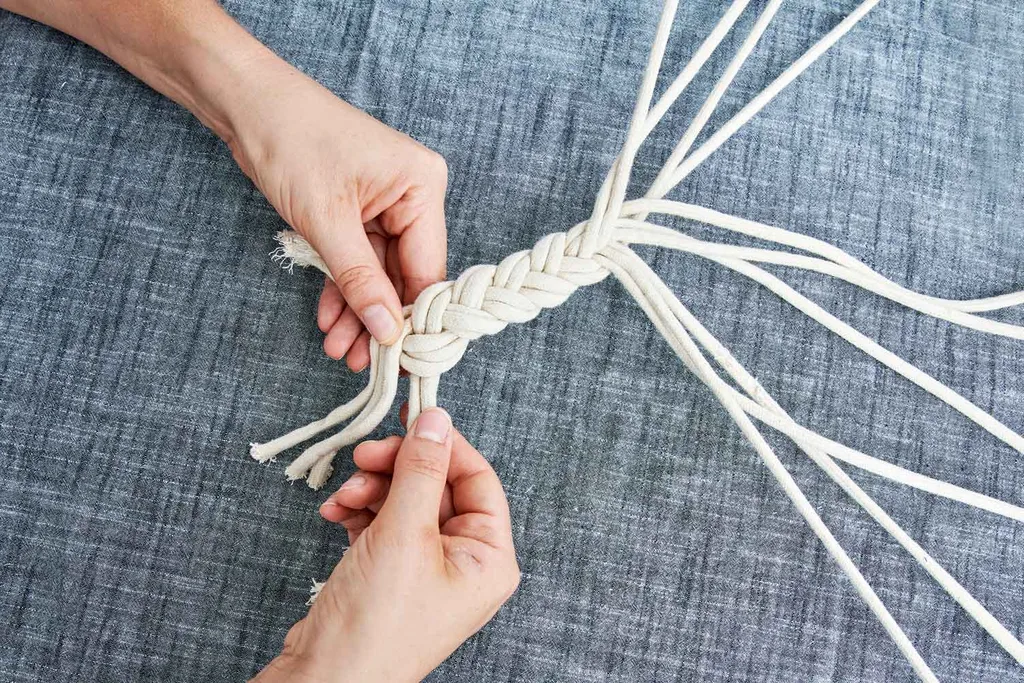 Weave a rope hanger