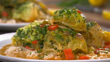 SAUSAGE AND ZUCCHINI CABBAGE ROLL HOT POT