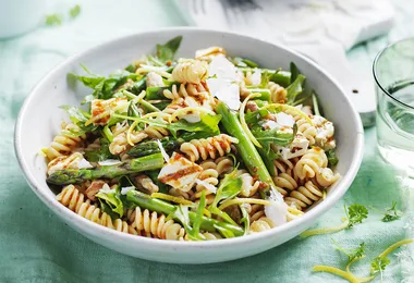 Asparagus, walnut and rocket pasta