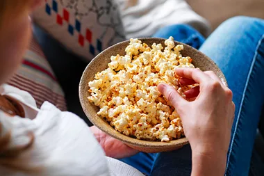 How to make spicy popcorn snacks