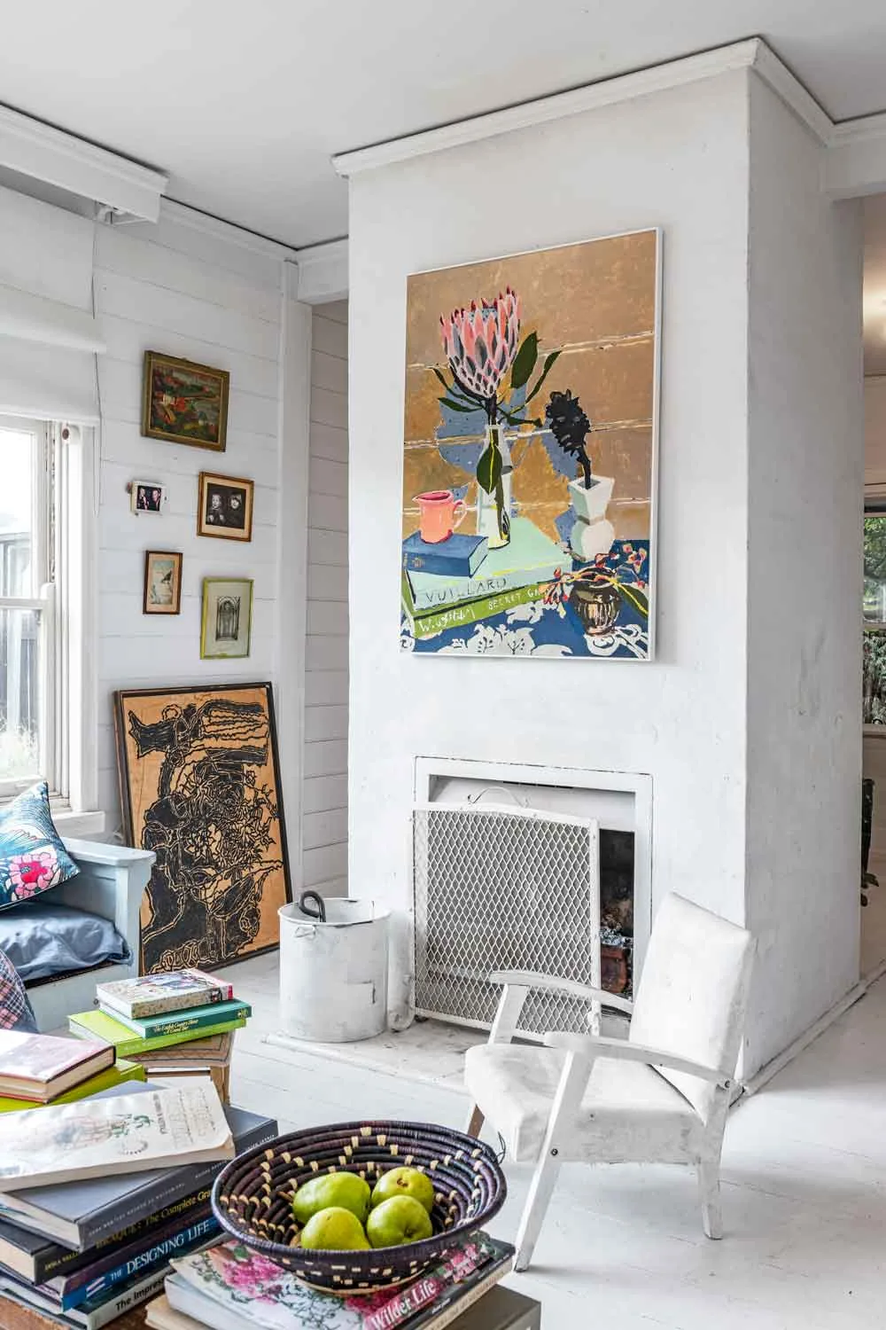 Living room wiht paintings
