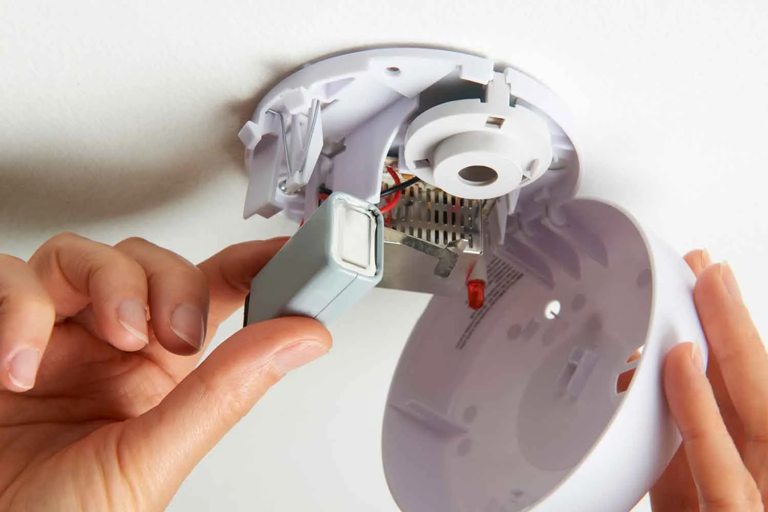 Change smoke alarm battery