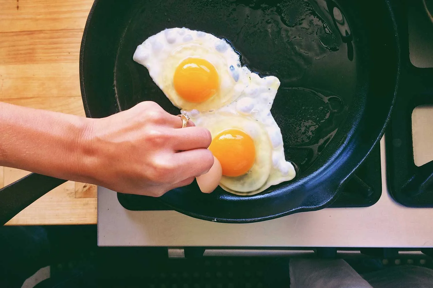 Cooking fried eggs in frypan