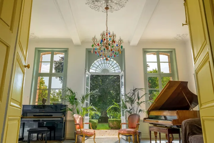 piano room