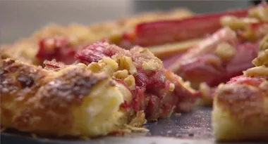Rhubarb and walnut tart