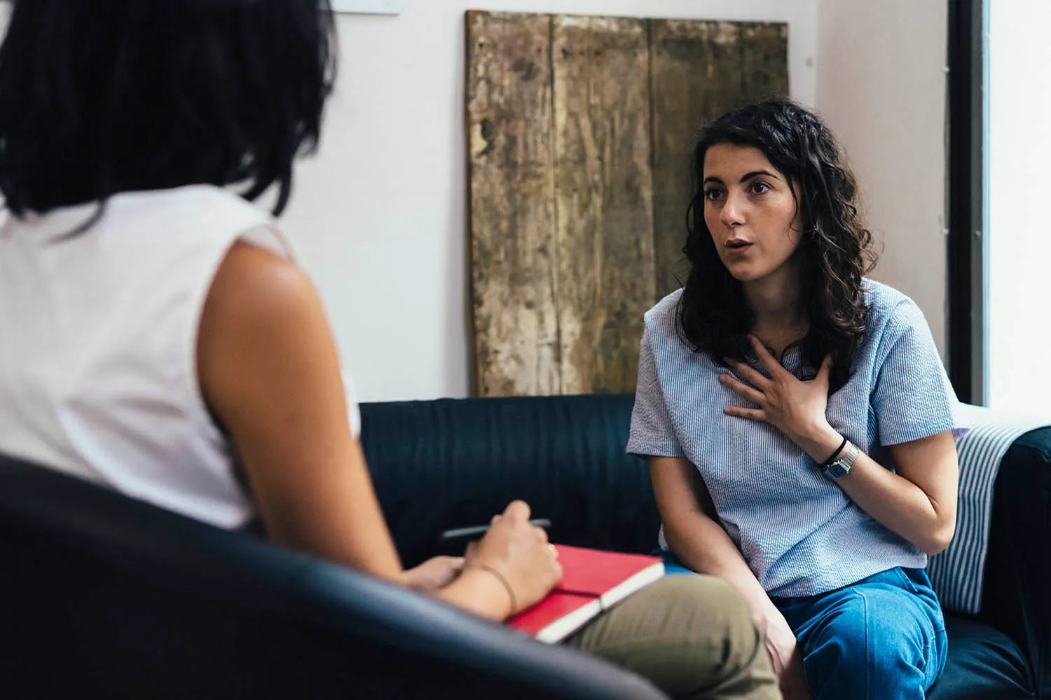 woman speaking to psychologist