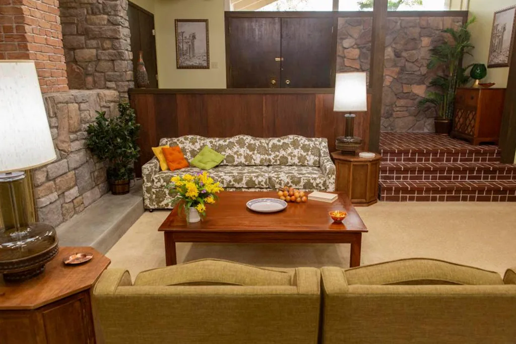 HGTV: Brady Bunch living room